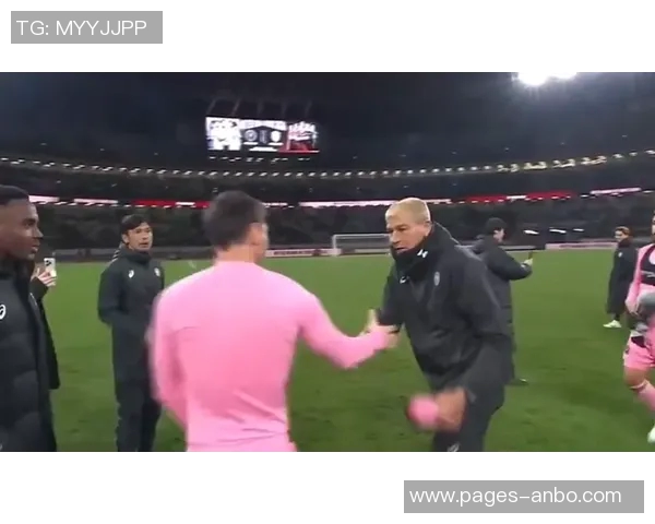 梅西与切特里在孟买球场亲切握手展现友谊与尊重 梅西与切特里在孟买球场亲切握手展现友谊与尊重